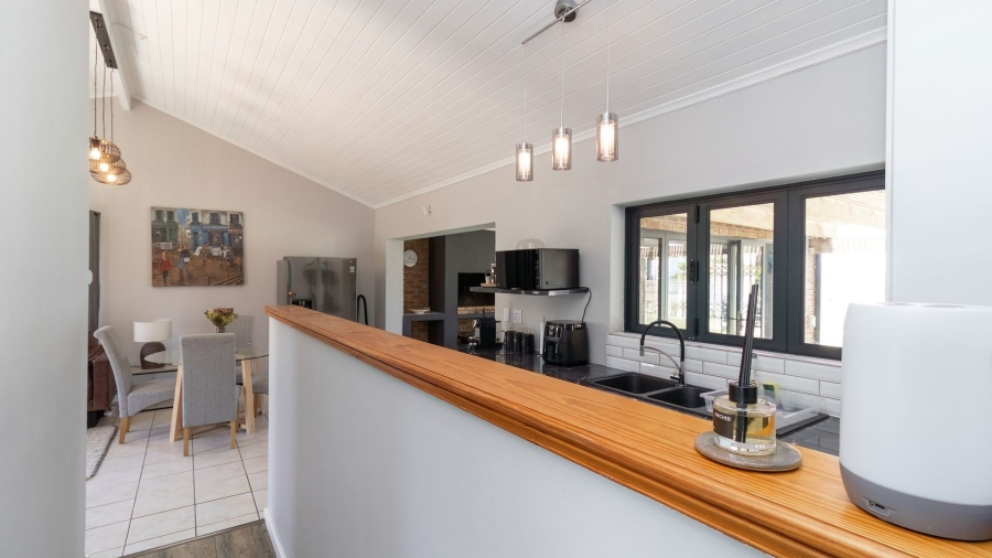 4 Bedroom Property for Sale in Sandbaai Western Cape